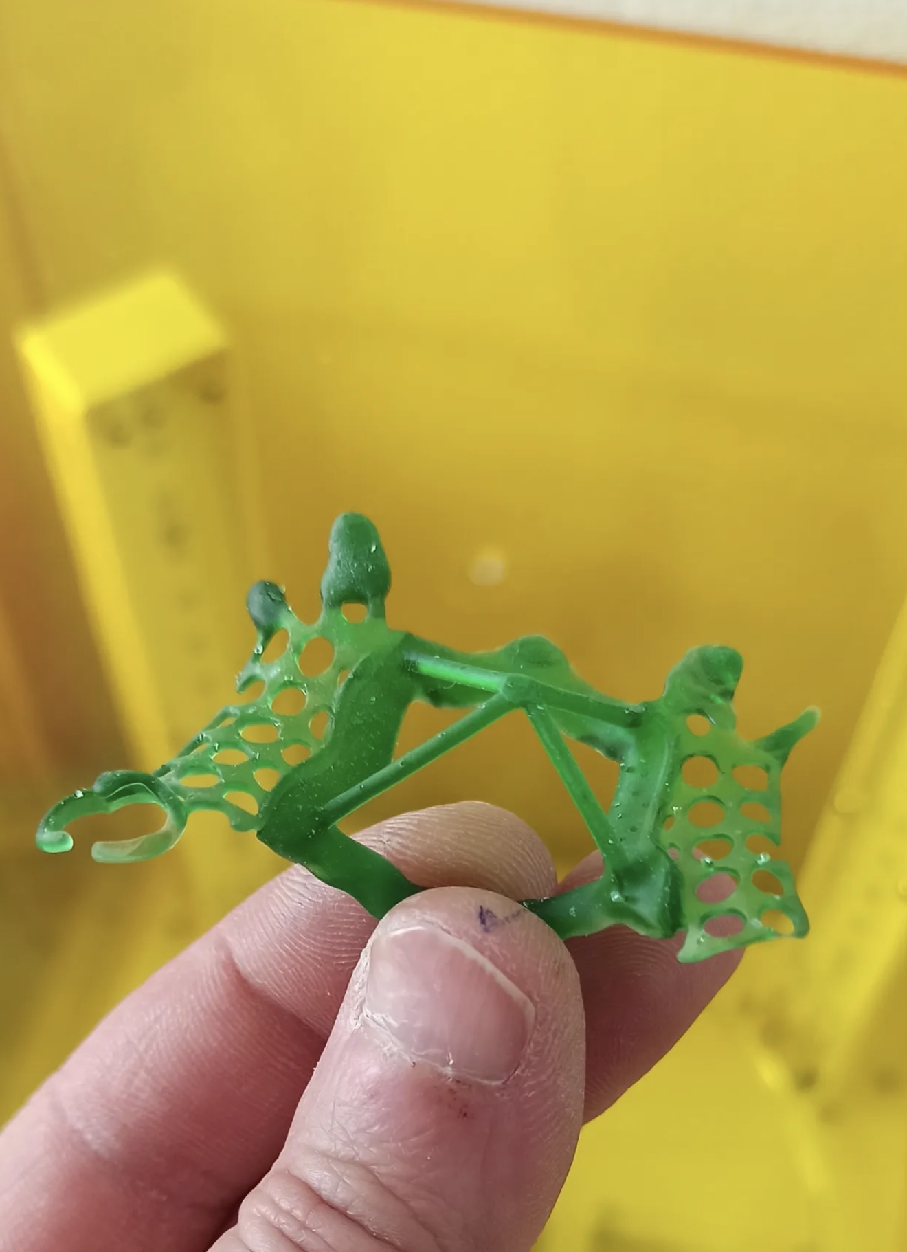 Armature de châssis en résine calcinable tenue en main après impression